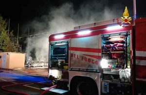 Per la terza volta incendio nell’ex piscina di Multedo