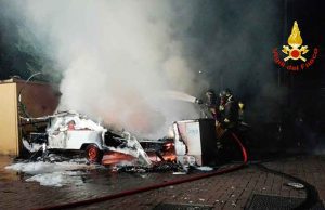 A fuoco piccolo accampamento rom alla Spezia | Foto