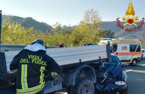 A12, tir perde le ruote posteriori: due auto si schiantano