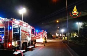 A fuoco 7 camion a Taggia, sospetto incendio doloso Sampierdarena, a fuoco roulotte: fiamme spente dai VVF