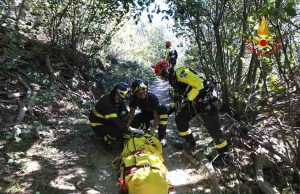 Biker norvegese cade a Finale, soccorso con l’elicottero