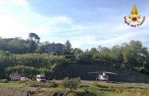 Rimane intrappolato sotto l’escavatore, salvato dai VVF