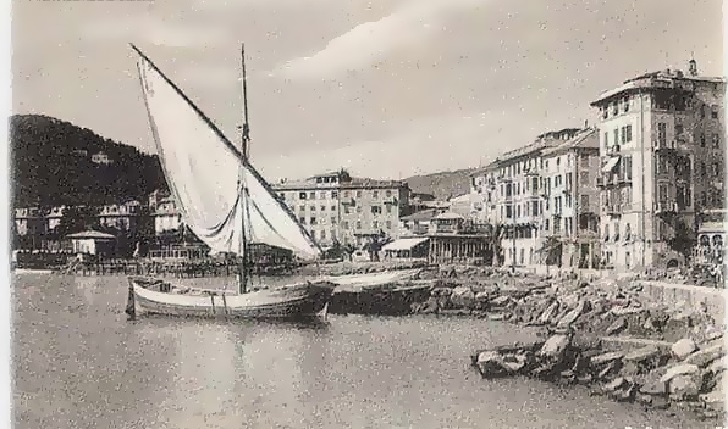 Agenzia_Bozzo_Camogli_Foto_Antiche_303_Rapallo_Litorale_con_leudo_all'ormeggio_1890
