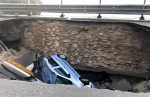 Auto finisce in una voragine sull’Aurelia al Malpasso