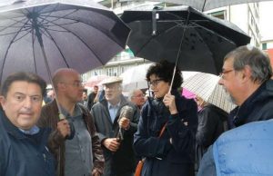 Rete a Sinistra difende sindaca di centrodestra Ilaria Caprioglio che sfila con Antifa