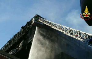 Le fiamme distruggono uffici Autorità Portuale Savona | Video