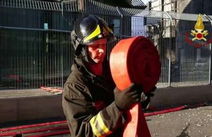 Incendio Porto Savona, l’opera di bonifica dei VVF | Video