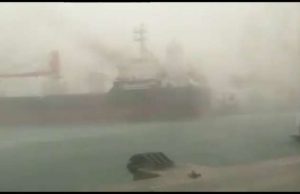 Tromba d’aria alla Spezia, nave rompe gli ormeggi: in porto cadono container | Video