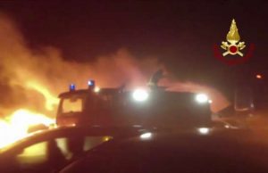 Incendio al terminal auto del porto di Savona | Video