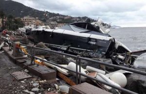Rapallo, iniziata la rimozione degli yacht arenati sul lungomare