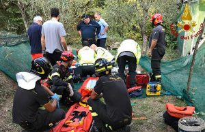 Cade da una scala a Bolano mentre raccoglie olive: soccorso dai VVF