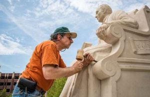 Grifo del Comune allo scultore Walter Arnold: un americano per Staglieno