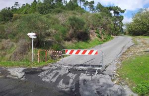 Loano, frana in via Santa Libera: stada chiusa al traffico | Foto
