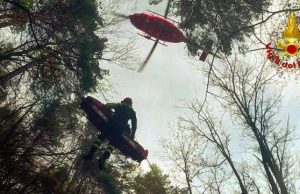 Fungaiolo ferito nel bosco: salvato dai VVF e trasferito in ospedale con l’elicottero