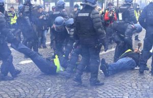 Popolo gilet gialli marcia su Champs-élysées: Macron ordina cariche polizia. Scontri