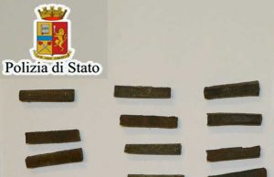 Gira con stecche di hashish nelle scarpe, algerino arrestato dalla polizia