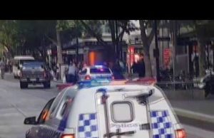 Allahu akbar e accoltella per strada 3 passanti: un morto. Somalo abbattuto | Video