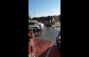 Fontana d’acqua in via Dino Col per rottura tubo | Video e Foto