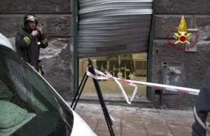 Scoppia compressore frigorifero in via Canepari, operaio illeso | Video e foto