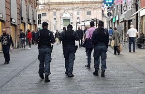 Via S. Luca, algerini sfilano il cellulare dal marsupio di un passante: arrestati