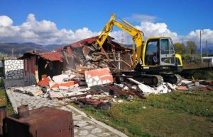 Sgomberi, ora sindaco Pd spezzino invia le ruspe al campo rom: case abbattute