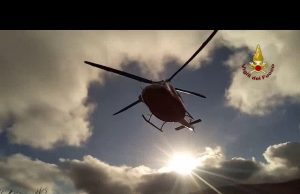 Pota alberi e rimane ferito alla schiena, soccorso dai VVF | Video e Foto