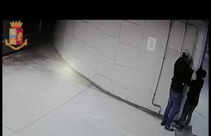 Bonnie e Clyde. Lei italiana, lui ecuadoriano rubavano nei garage: presi | Video