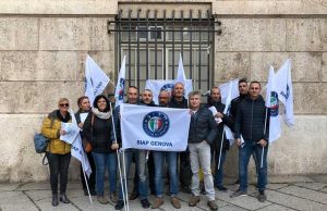 Presidio del Siap davanti alla Prefettura di Genova Siap: Un altro suicidio tra i poliziotti. Il male oscuro colpisce La Spezia