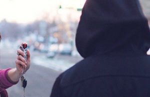 La leghista Porro regala spray antiaggressione alle donne: difendersi è un diritto