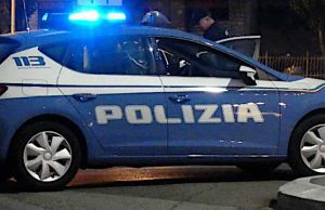 Gambiano importuna passante ed aggredisce agenti: arrestato Chiede acqua e poi ruba cellulare: 52enne straniero denunciato