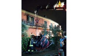 Incidente alla Migliarina: auto abbatte recinzione e si cappotta | Foto