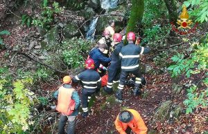 I vigili del fuoco soccorrono cacciatore a Buto Orco Feglino, incidente di caccia: 75enne ferito alla gamba da fucile