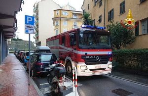 A fuoco magazzino a Carignano, fiamme spente dai VVF