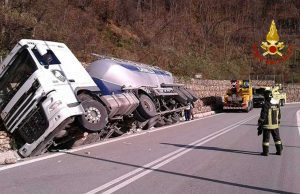 A6, mezzo pesante esce di strada ad Altare