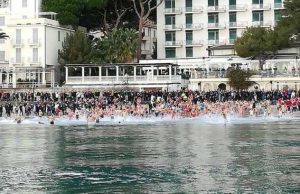 Riva Trigoso e Alassio, cimento invernale di S. Stefano: in acqua dai 7 ai 90 anni | Video