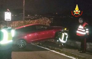 Polanesi, auto sbatte contro tubo del gas: intervento VVF