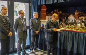 Serene festivitĂ con i carabinieri in servizio, Lanterna simbolo di Genova nel loro presepe