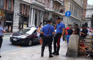 Via XX Settembre, ruba cosmetici e aggredisce commessa: presa 29enne genovese