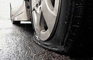 A26: strage di pneumatici bucati da pezzo d’acciaio abbandonato in autostrada