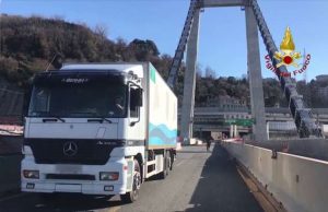La rimozione dell’ultimo tir dal ponte Morandi | Video e Foto