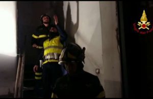 Cornigliano, crolla soffitto scale interne di un palazzo: evacuate 30 persone | Video