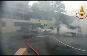 Via Pillea a Sestri Ponente, camion e rifiuti a fuoco: rogo spento dai VVF | Video