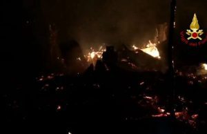 Incendio baracca nomadi a Molassana spento da VVF | Video
