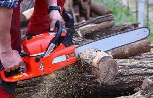 Tragedia a Mignanego: pensionato si ferisce con motosega e muore dissanguato