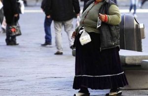 Accattonaggio molesto, applicato decreto Salvini: sequestro falsi cartelli e soldi a rom