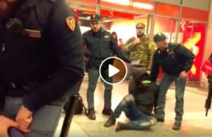 E quelli dei centri sociali difendono l’africano che prende a morsi il poliziotto | Video