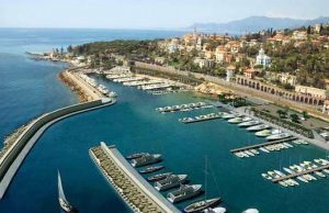 Bordighera, litiga con la fidanzata e non tira il freno a mano: auto in mare