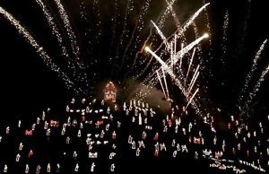 Acceso il presepe di Manarola dedicato alle vittime del Morandi Accensione Presepe di Manarola: treni straordinari