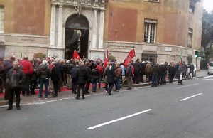 Presidio sotto la Prefettura di Genova dei pensionati Cgil, Cisl e Uil