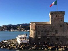 Rapallo, stivali in gomma e fascia tricolore: sindaco Bagnasco sale per protesta su yacht arenato